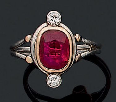null Silver and yellow gold ring 750‰ set with a synthetic ruby (Verneuil) between...
