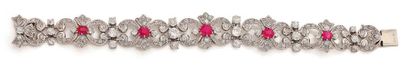 WOLFERS Bracelet ruban articulé orné de cinq rubis au centre de motifs à décor d'enroulements...