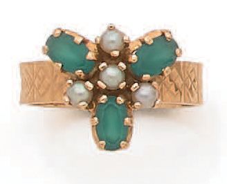 null * Ring decorated with a triangular motif composed of three green chalcedonies...