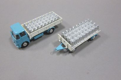 null CORGI-TOYS Gift-Set n°21 ERF Camion. Avec remorque Milk et boîte.

Long. 22,5...