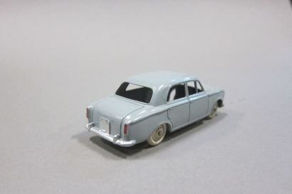 null DINKY-TOYS n°24B Peugeot 403 Berline grise. Avec boîte.

Long. 10,5 cm