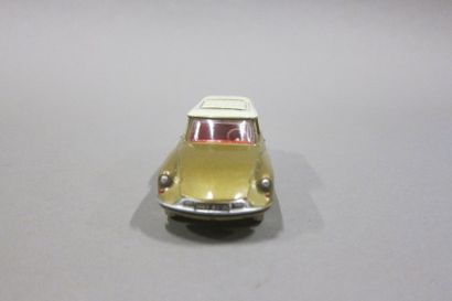 null DINKY-TOYS n°539 Citroën Break ID 19 Bronze. Avec boîte.

Long. 11,5 cm