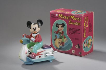 null JAPAN " TM" Mickey Mouse Scooter + Boîte. ND.

Dim. 26 x 22 cm