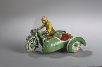 null GERMANY TCO Moto side car verte avec pilote - 1959

Dim. 11,5x18 cm