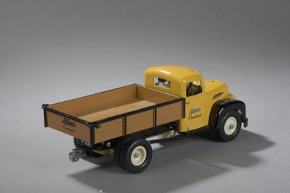 null GERMANY Schuco Camion renndienst jaune avec sa boite

Long. 28 cm