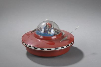 null JAPAN KO Flying saucer orange avec sa boite et son pilote

Dim. 19 cm