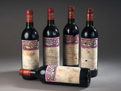 null 5 bouteilles de Château Mouton-Rothschild, Pauillac 1988.

Étiquettes très sales,...