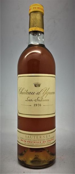 null 1 bouteille de Château d'Yquem Sauternes 1976. 

Capsule très légèrement sale,...