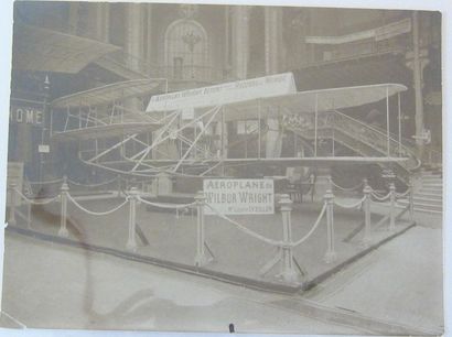 null LES FRÈRES WRIGHT: photographie d'époque du biplan des Frères Wright exposé...