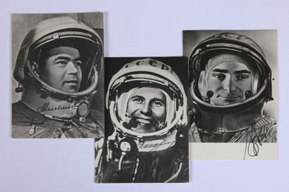 null COSMONAUTES SOVIÉTIQUES: 39 photographies et documents signées, années 1960...