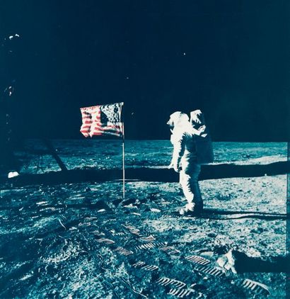 null Mission APOLLO 11: Buzz Aldrin saluant le drapeau américain, 1969. Épreuve chromogénique...