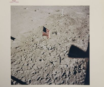 null Mission APOLLO 11: le drapeau américain déployé sur le sol lunaire (photographie...