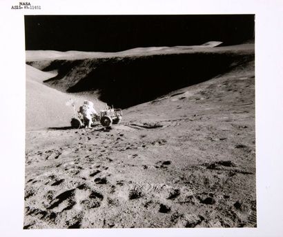 null Mission APOLLO 15: Dave Scott travaillant sur le sol lunaire, 1971.
2 épreuves...
