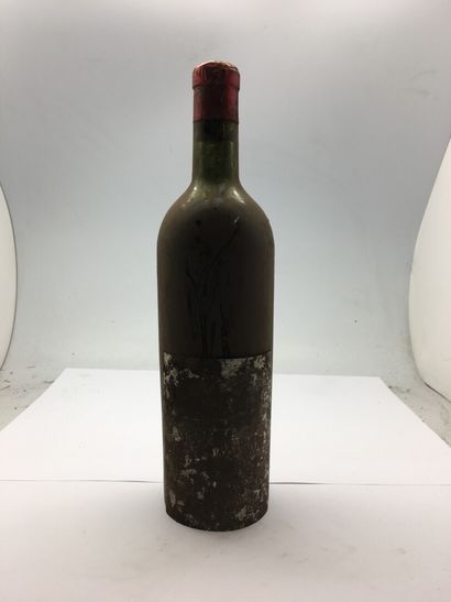  1 bouteille de Château AUSONE Saint-Emilion 1945, mi-épaule, étiquette très sale...