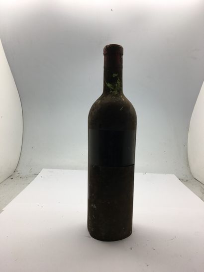  1 bouteille de Château AUSONE Saint-Emilion 1945, mi-épaule, étiquette très sale...