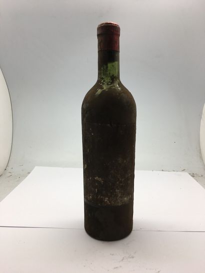 null 1 bouteillle de Château AUSONE Saint-Emilion 1945, mi-épaule, étiquette très...