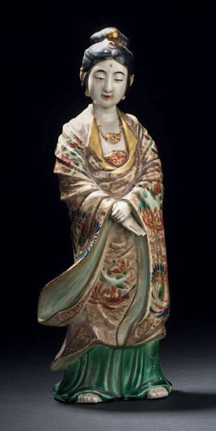 JAPON - Vers 1900 
Statuette en porcelaine émaillée polychrome et or de jeune femme...