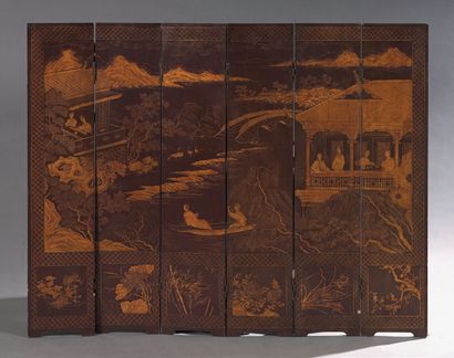 CHINE - XIXe siècle 
Paravent à six feuilles en laque brun à décor en laque or sur...