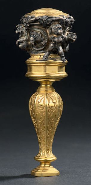 null Important stamp in gilt and silvered bronze, the pommel decorated with monkeys...