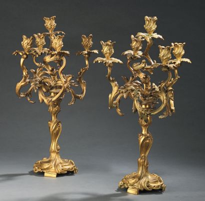 null Paire de candélabres en bronze doré, à riche décor de feuillage, présentant...