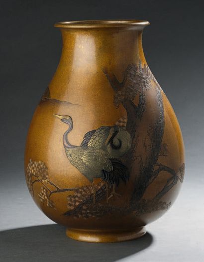 JAPON - Vers 1900 
Vase en bronze à décor en laiton en relief et incisé de deux grues...