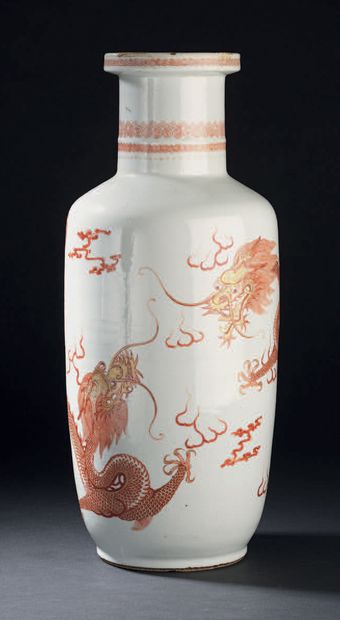 CHINE - XIXe siècle 
Vase rouleau à col droit en porcelaine blanche émaillée en rouge...