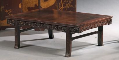 CHINE - XIXe siècle 
Table basse de forme rectangulaire en bois, la ceinture ajourée...