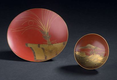 JAPON - Epoque MEIJI (1868-1912) 
Deux coupes en laque rouge à décor en hiramaki-e,...