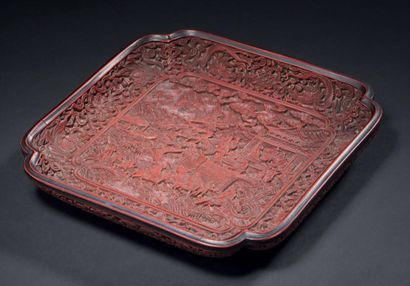 CHINE - Epoque JIAJING (1522-1566) 
Petit plateau carré à angles rentrants en laque...