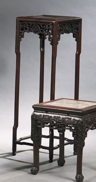 CHINE - Fin XIXe siècle 
Sellette haute en bois, la ceinture ajourée de caractères...