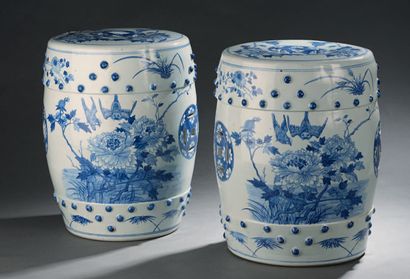 CHINE - XIXe siècle 
Paire de tabourets de forme tonnelet en porcelaine bleu blanc...