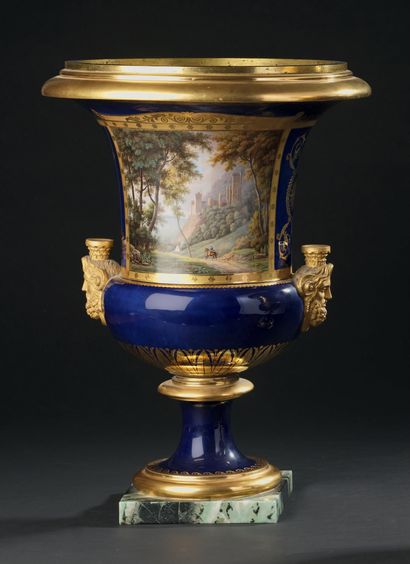 SÈVRES Paire de vases Médicis en porcelaine de la troisième grandeur, munis de prises...