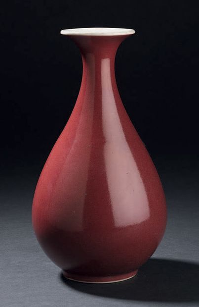 CHINE - XVIIIe siècle 
Vase bouteille de forme «yuhuchunping» en porcelaine émaillée...
