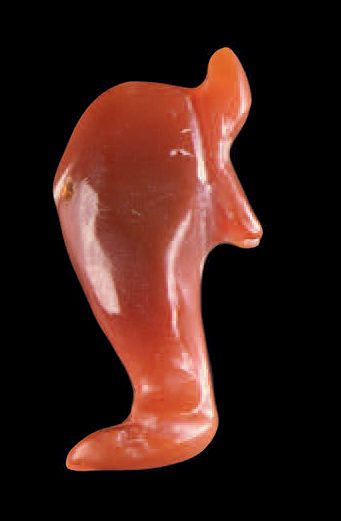 null Pendentif figurant un dauphin. Cornaline rouge. Art romain.
L. 1,9 cm