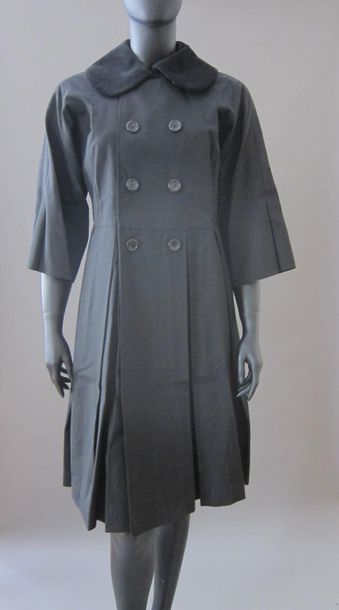 null BOYISHLY

Double-breasted black woollen twill summer coat, 3/4 cup pleated sleeves,...