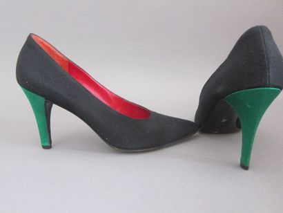 null Yves SAINT LAURENT

Pair of black canvas pumps, green satin heels.

Size 7M...