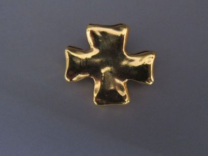 null Christian LACROIX, Broche "croix" en métal doré.

Signée

4 x 4,5 cm.