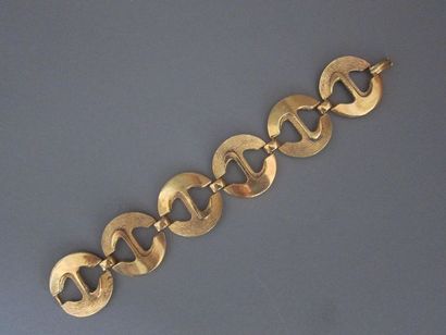 null Années 1950, Bracelet en métal doré composé de six disques ajourés.

Long :...