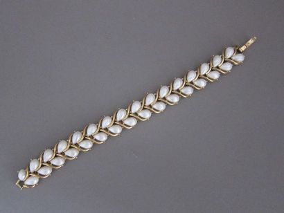 null TRIFARI

Bracelet "épis" en métal doré et perles fantaisie. Vers 1970. Signé....