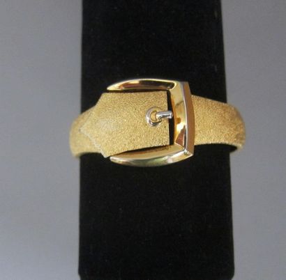null TRIFARI

Bracelet "ceinture" en métal doré amati. Signé.

Diam : 6 cm.