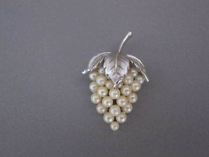 null TRIFARI

Broche "grappe de raisin" en métal gris et perles fantaisie. Vers 1970....
