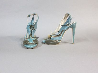 null Elie SAAB

Blue python and khaki leather sandals decorated with stars. 

Size...