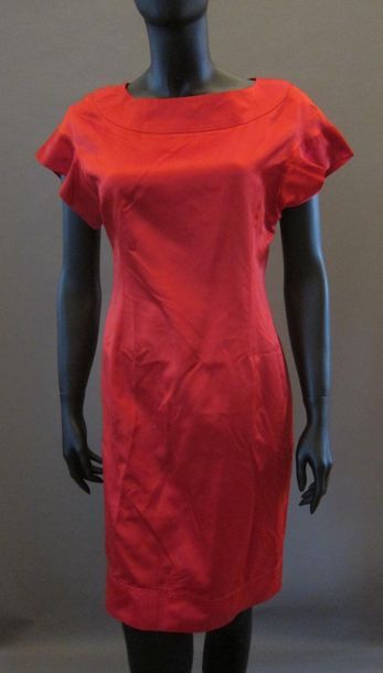 null MIU-MIU, Lot composé de 3 robes à manches courtes : 

l'une en soie rouge, encolure...