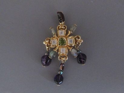 null Christian LACROIX

Broche pendentif "croix" en métal doré ornée de pierres de...