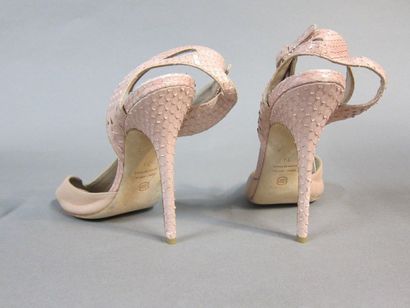 null Elie SAAB

Paire de sandales en cuir et serpent rose pâle

Taille : 39

Talon...