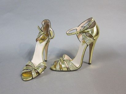 null Elie SAAB Haute Couture

Paire de sandales du soir en "python" et paillettes...