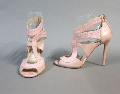 null Elie SAAB

Pair of snake and pink leather sandals, zip heel.

Size : 40

Heel:...