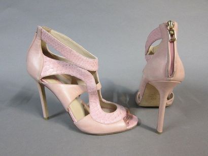 null Elie SAAB

Pair of snake and pink leather sandals, zip heel.

Size : 40

Heel:...