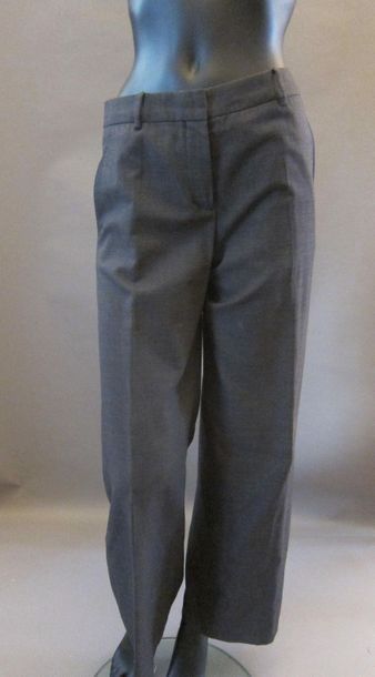 null MIU-MIU, CERRUTI 1881

-2 pantalons chinés gris.

-Manteau en cachemire beige....