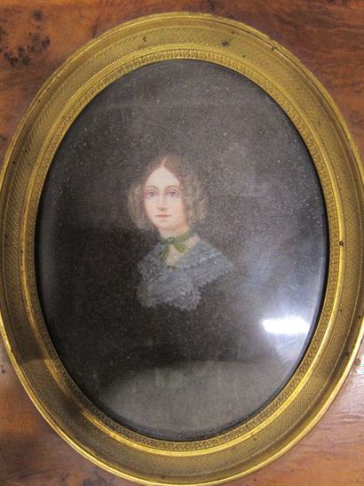 null Ecole française du XIX° siècle

Jeune femme à la robe verte,

miniature ovale,...